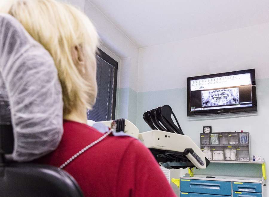Studio Dentistico Belvedere - Equipe - Visione diretta dell’ortopantomografia da parte del paziente