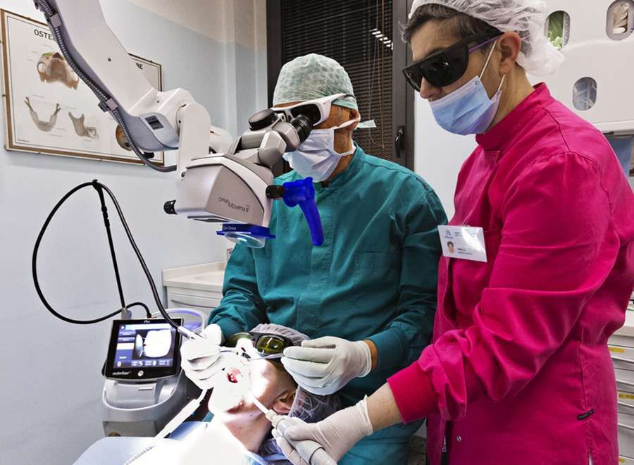 Studio Dentistico Belvedere - Equipe - Intervento di piccola Chirurgia Orale