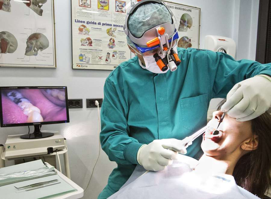 Studio Dentistico Belvedere - Equipe - Esecuzione di una prima visita con telecamera intraorale